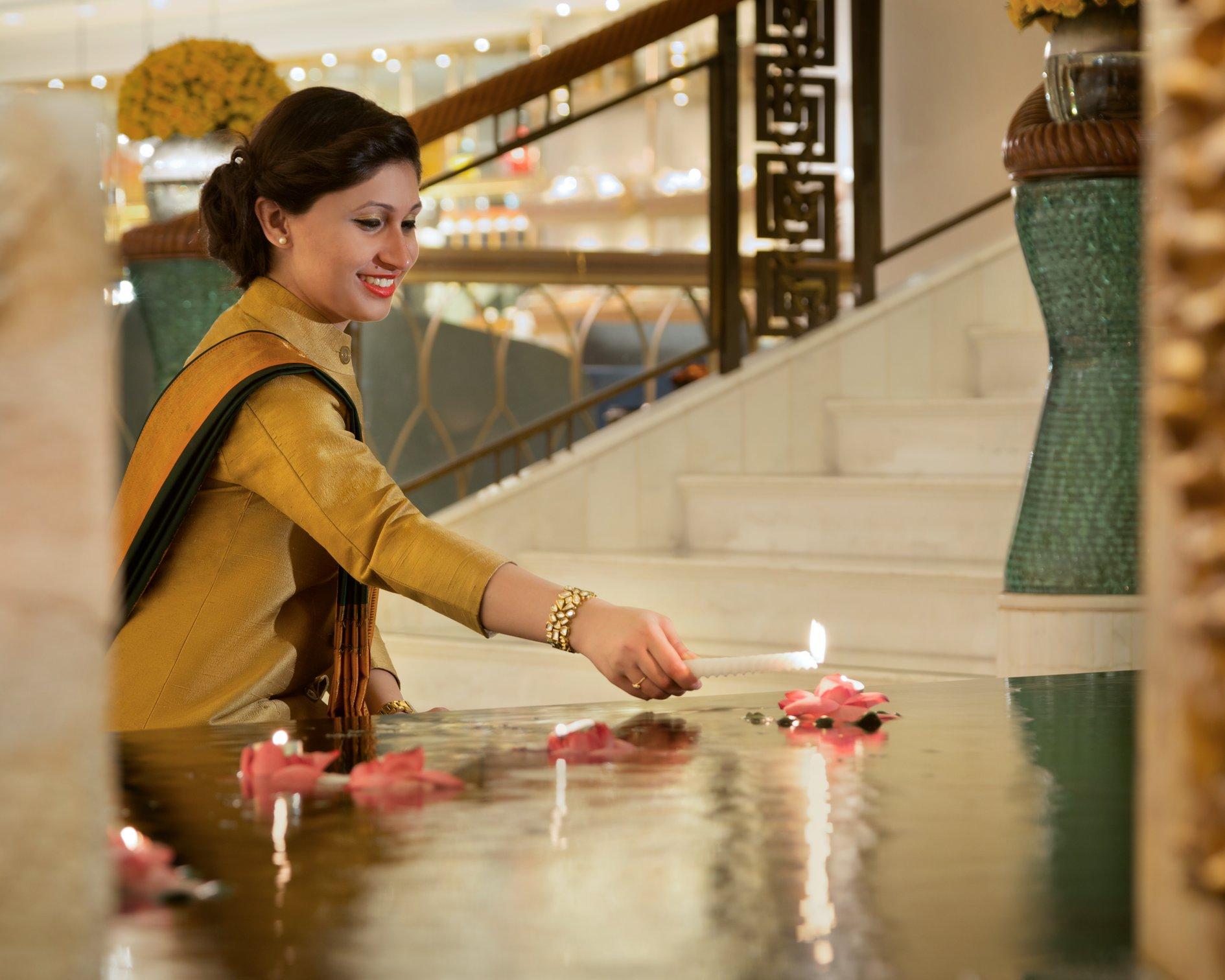 Готель Shangri-La Eros Нью-Делі Екстер'єр фото A woman lighting a diya